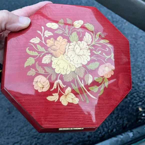 Vintage Italian Inlaid Octagonal Sorrento jewlery Musical box
